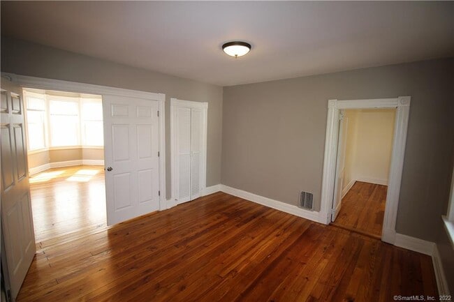 Building Photo - 151 Quaker Ln S
