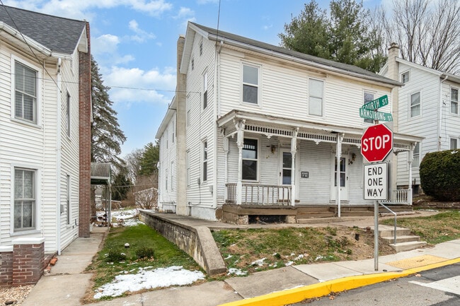 Building Photo - 324 Armstrong St