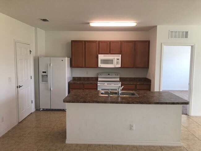 Building Photo - 3 bedroom 2 bath single family home