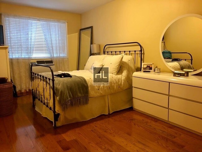 Building Photo - EXTRA LARGE 1 BEDROOM APARTMENT