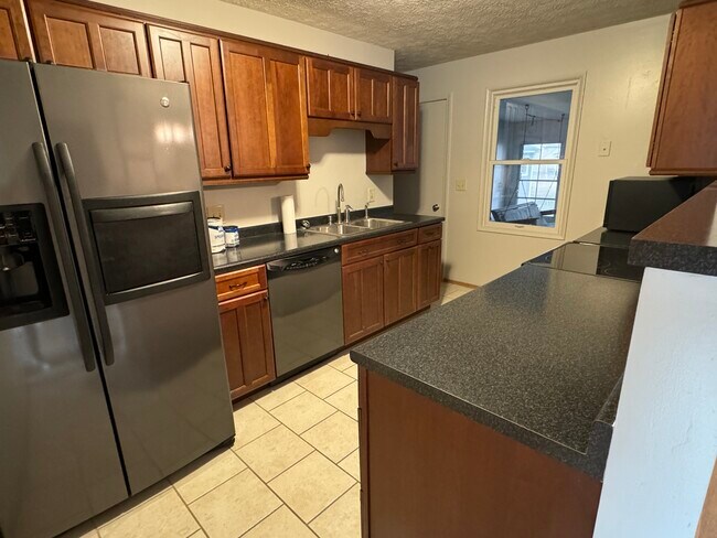 Building Photo - 804 Meadow Ln