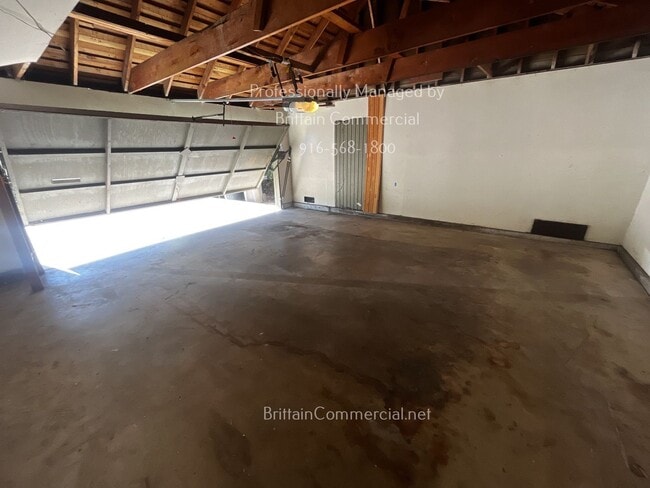 Building Photo - 6531 Lake Park Dr