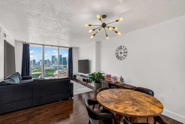 Building Photo - 1750 N Bayshore Dr