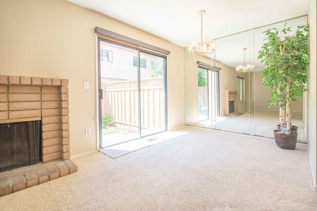 Foto del edificio - Excellent 3 Bed 2.5 Bath Town Home!