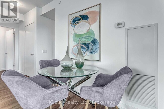 Photo du bâtiment - 2560 Eglinton Ave W