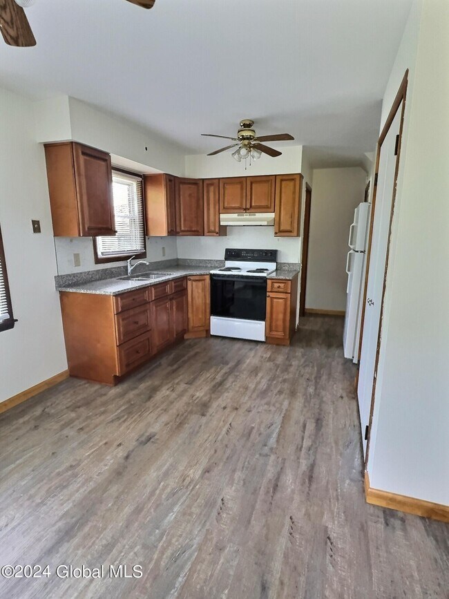 Building Photo - 2 Ledgewood Dr