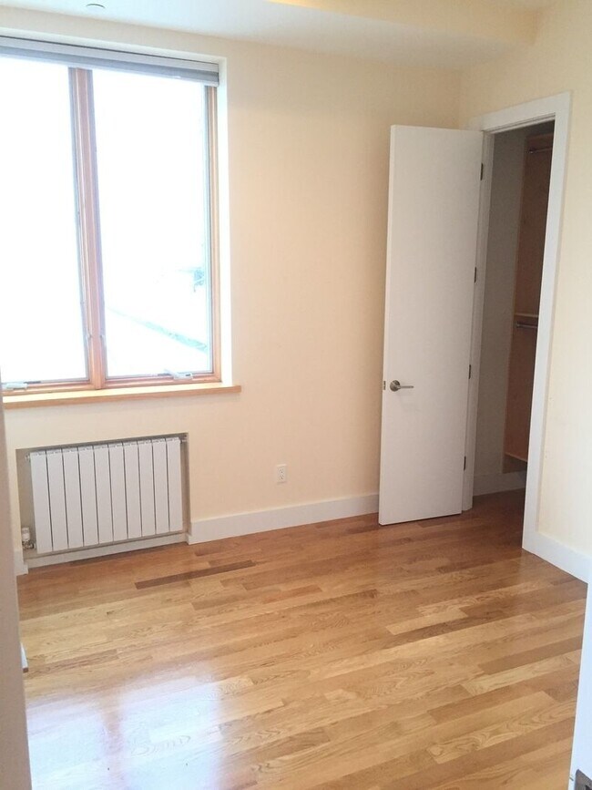 Foto del edificio - 244 Frost St