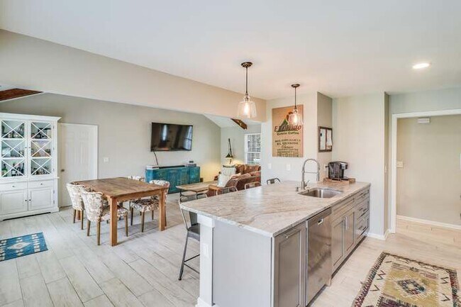 Foto del edificio - 1534 Kentwood Cir