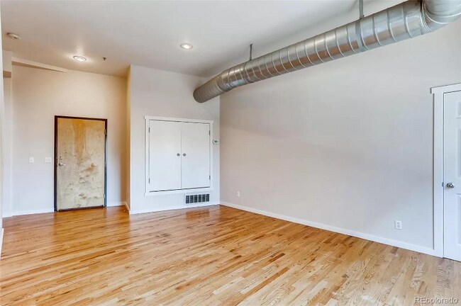 Foto del edificio - 70 W 6th Ave