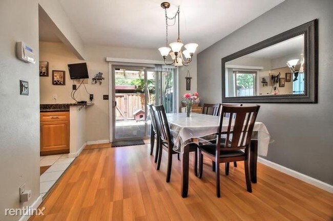 Building Photo - 3 br, 1.5 bath Townhome - 602 Cedargate Lane