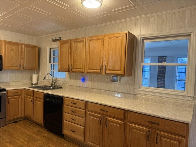 Foto del edificio - 2222 Parkwood Dr