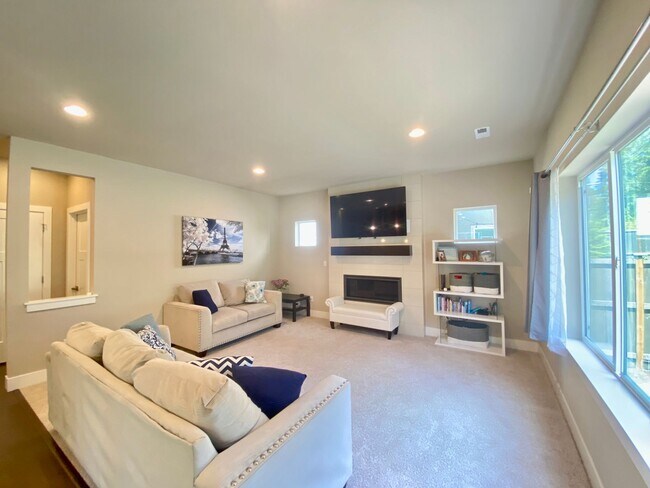 Building Photo - Beautiful Like New Home in Bothell!