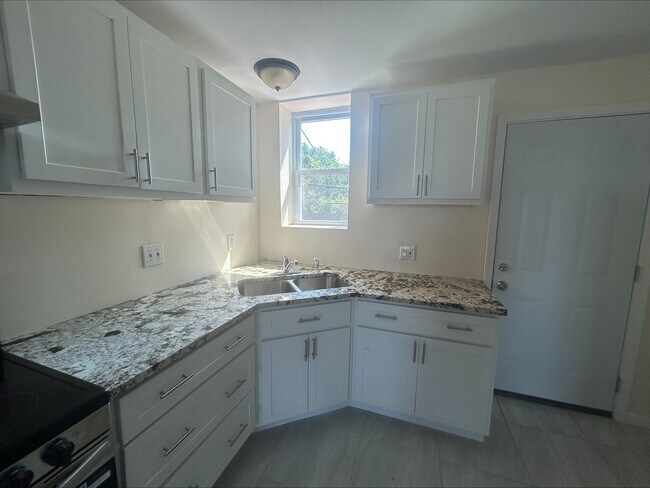 Building Photo - 14 Parkland Pl