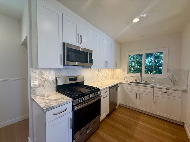 Building Photo - 1053 De Haro St