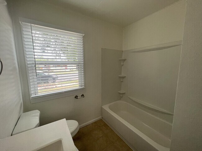 Foto del edificio - Spacious 3 bedroom with backyard