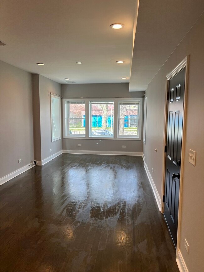 Building Photo - 5031 W Maypole Ave