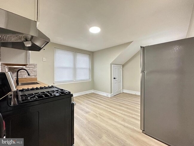 Building Photo - 1109 W James St