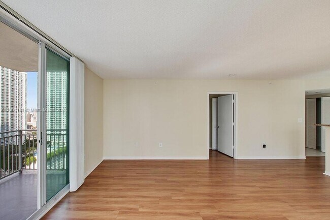 Foto del edificio - 1111 Brickell Bay Dr