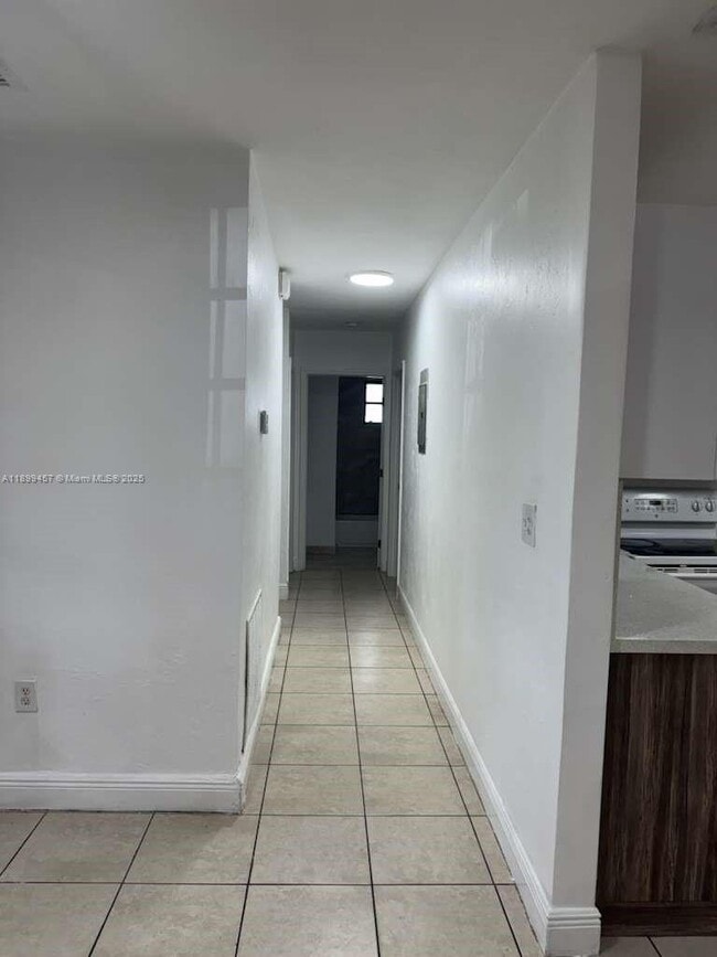 Building Photo - 3 bedroom in Miami FL 33142