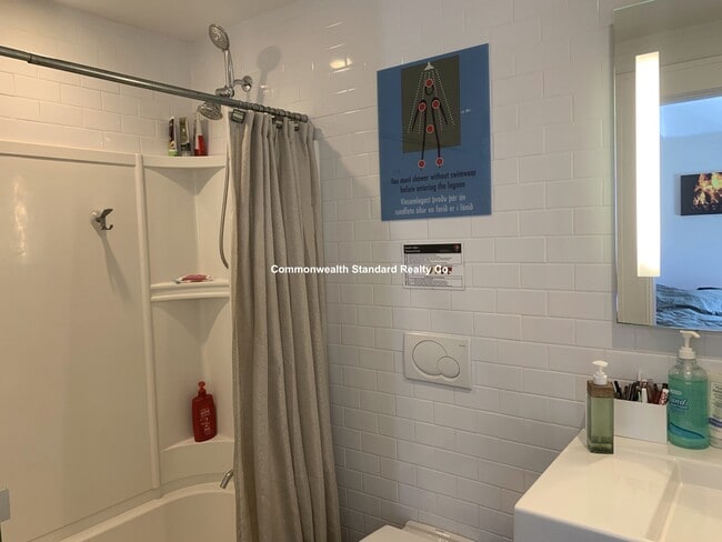 Building Photo - 126 Charles St