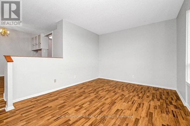 Building Photo - 1100-1100 Ambleside Dr