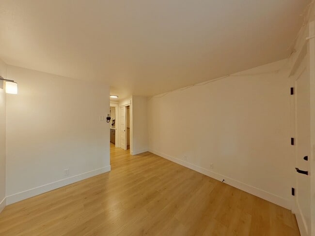 Foto del edificio - 685-695 East 16th Alley