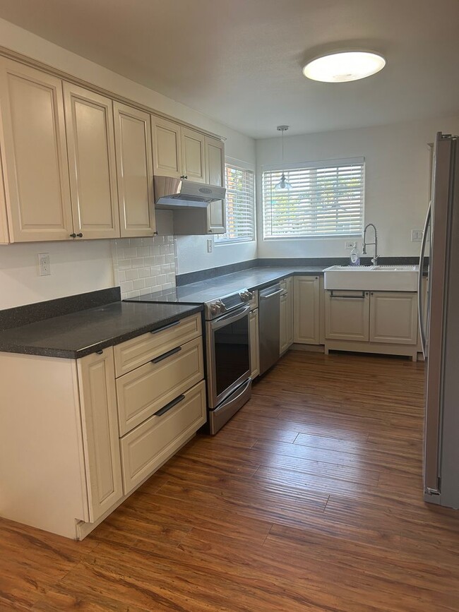 Foto del edificio - Stunning 3BD/2BA Corner-Lot Home with Relaxing Views – Only $4,495 – Mission Heights