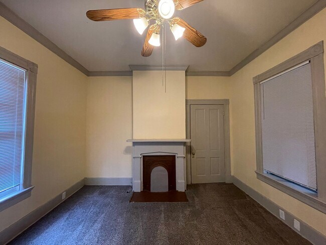 Building Photo - 784 College St
