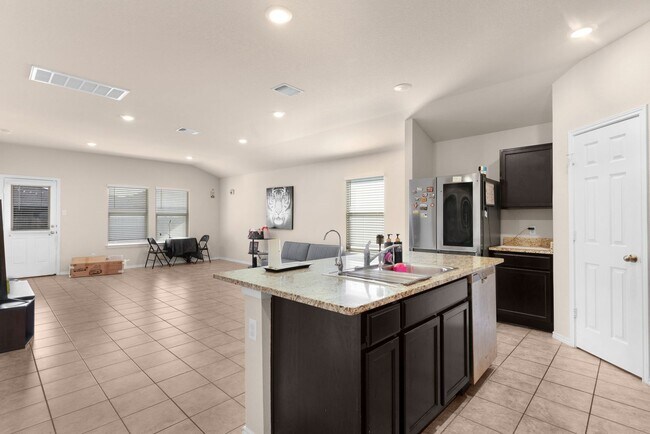 Foto del edificio - 4-bedroom 2-bathroom house!  Close to Fort Hood!