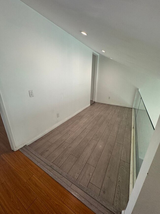Foto del edificio - 590 W Huntington Dr