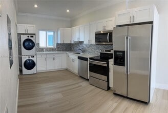 Building Photo - 1990 Bay Dr