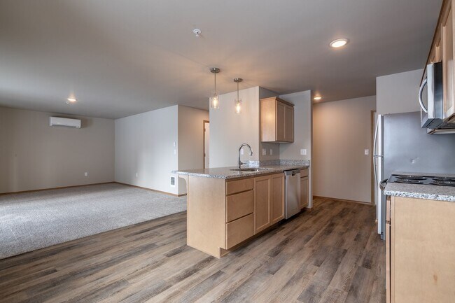 Building Photo - Large 2 Bedroom 2 Bath Apartment with Many Amenities