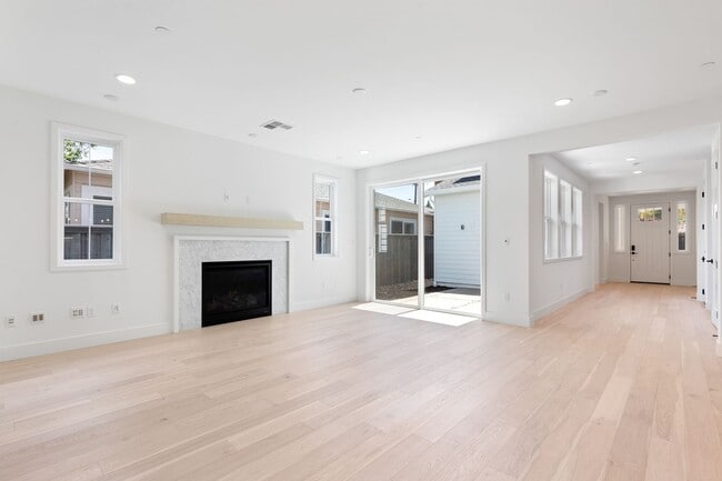 Building Photo - Amazing San Carlos Homes