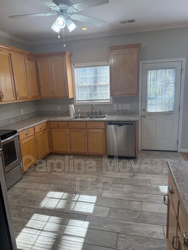 Building Photo - 105 Bismark Dr