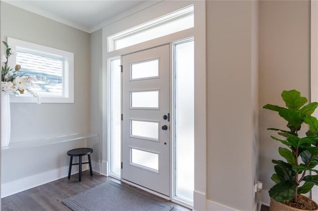 Building Photo - 704 W 45th St
