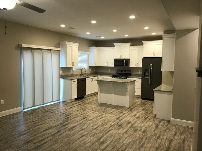 Foto del edificio - Beautiful 1,735 sq. ft. townhome featuring 3 bedrooms and 2.5 bathrooms!