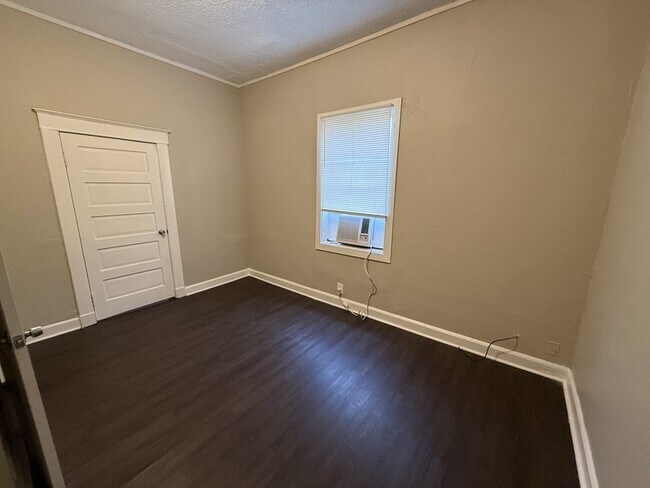 Foto del edificio - 852 Ioka Ave