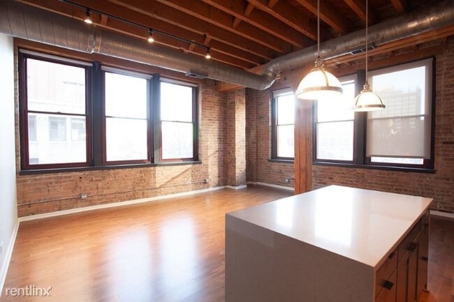 Building Photo - 131 N Green St