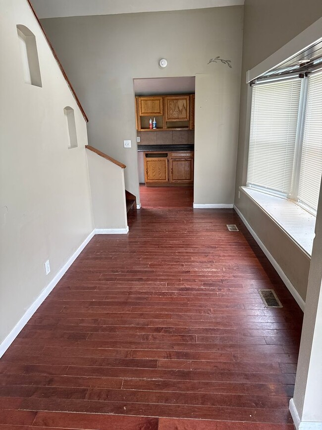 Building Photo - 2 bed 1 bath