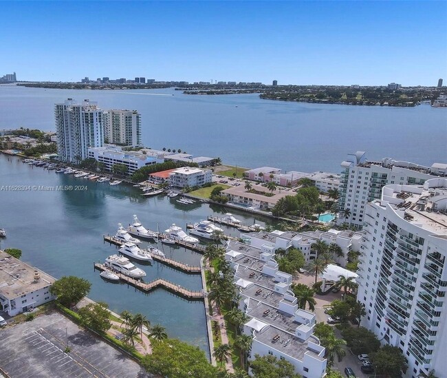 Foto del edificio - 7918 Harbor Island Dr