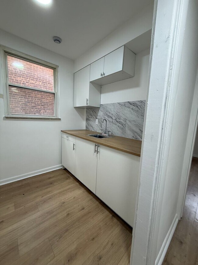 Foto del edificio - Spacious 1-Bedroom Apartment near the Lake!