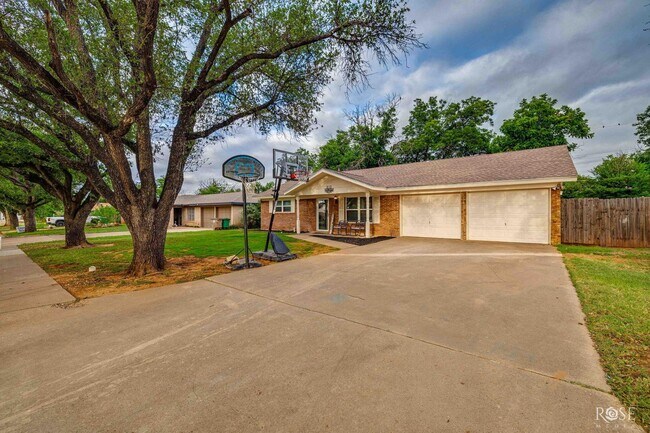 Foto del edificio - Charming 4 bedroom/2 Bath Home COMING SOON!