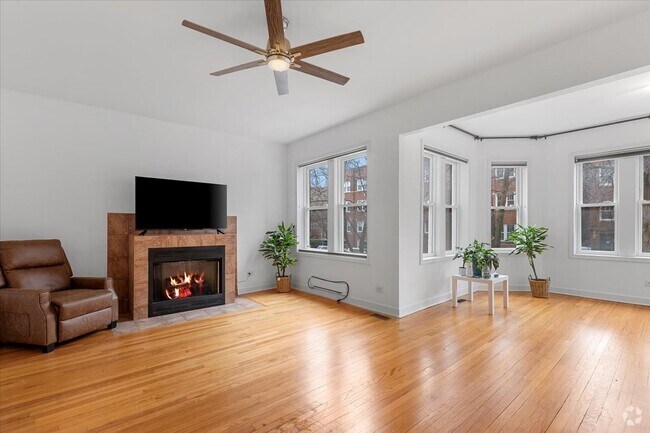 Building Photo - 6445 N Greenview Ave