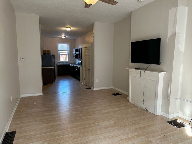 Building Photo - 3 bedroom Row house on the Northside!