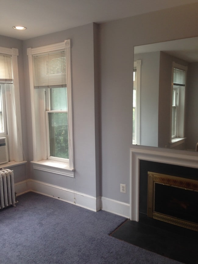 Building Photo - 219 C St NE