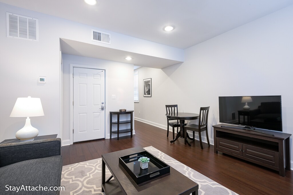 Foto principal - 1409 Hopkins St NW