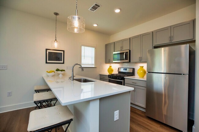 Building Photo - 2 Bedroom Home with Garage and Fenced Backyard!