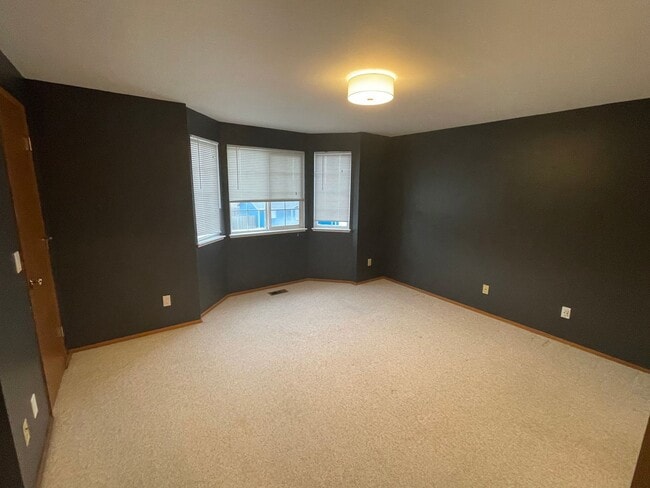 Building Photo - Beautiful 3 Bedroom Home! Pets Negotiable!