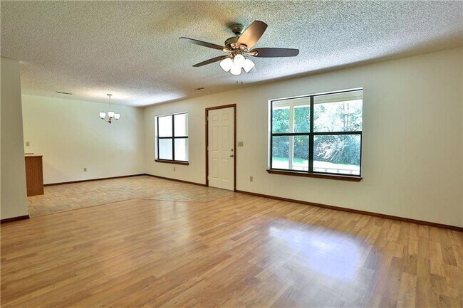 Foto del edificio - 1340 N Maxwell Dr