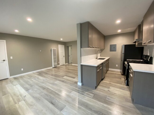 Building Photo - 514 S Mariposa Ave